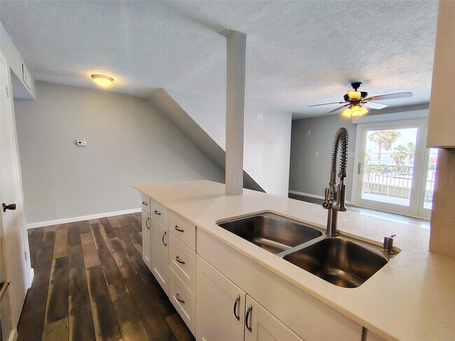 Building Photo - 205 Yacht Club Ln