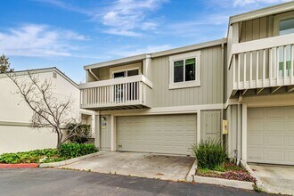 Building Photo - 2 bedroom, 2 bath townhome in the Northpoint HOA!