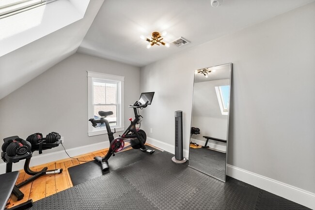 Building Photo - 814 Main St