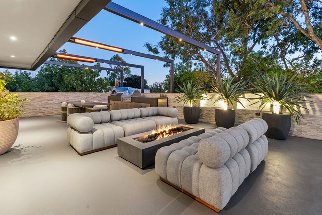 Building Photo - Prestigious Hollywood Hills Home for Rent