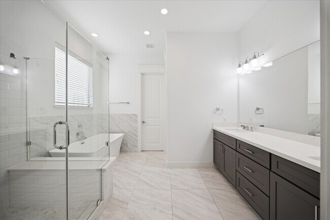 Building Photo - 4405 Schuler St