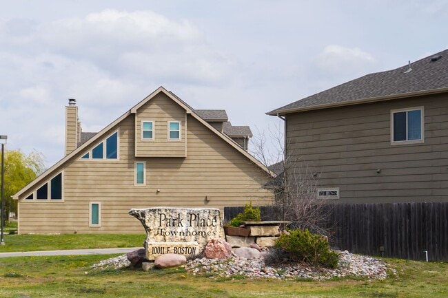 Building Photo - 3-Bed Duplex w Garage + Fenced Yard + Balcony