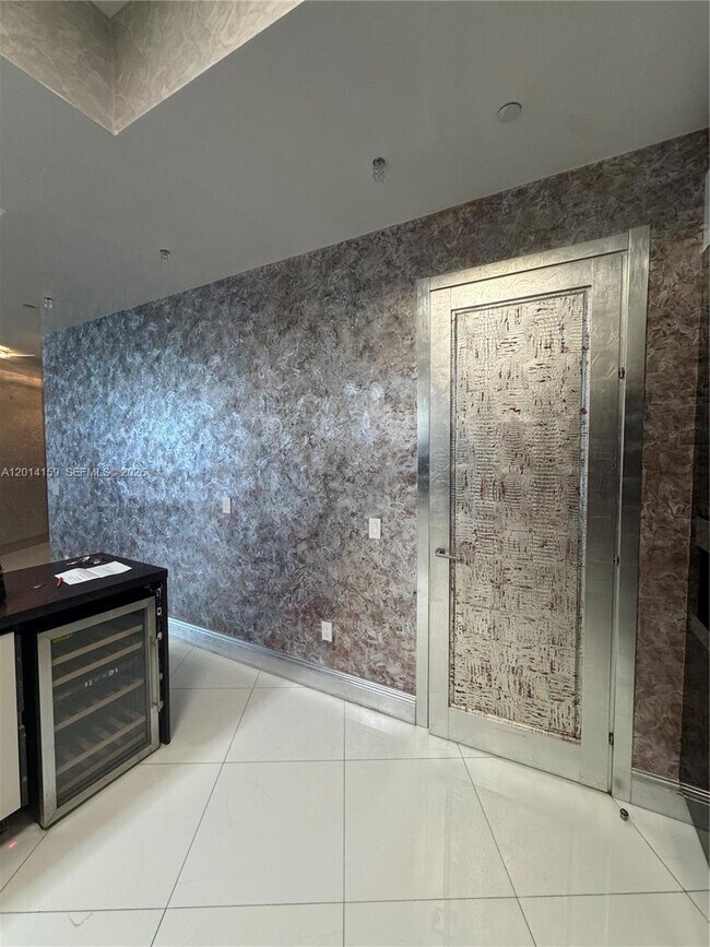 Building Photo - 15901 Collins Ave
