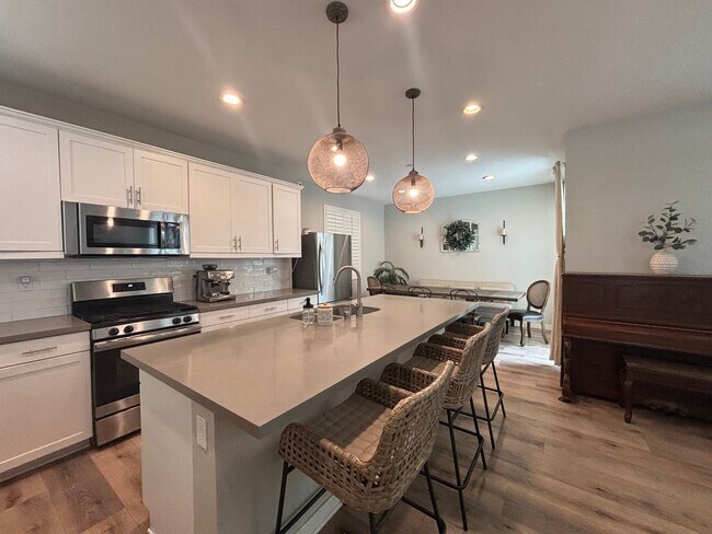 Building Photo - Updated 4 Bedroom 3.5 bath Condo located i...