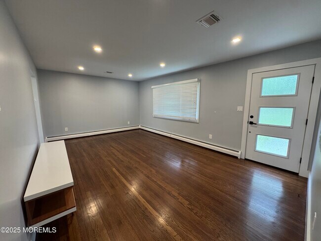 Building Photo - 220 Highwood Rd