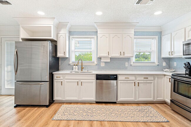 Building Photo - 806 Deer Dr