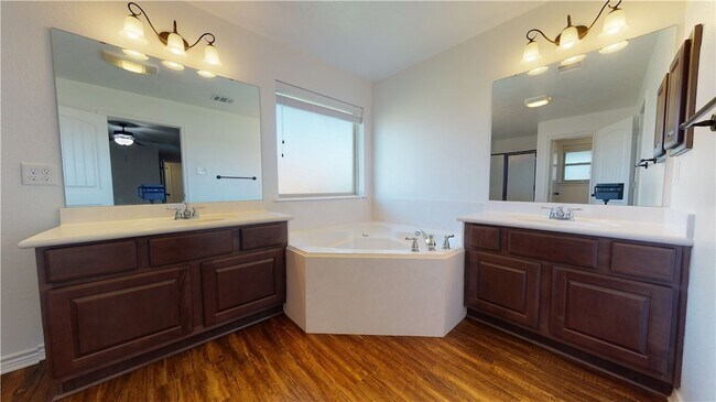 Building Photo - 923 Emerald Dove Ave