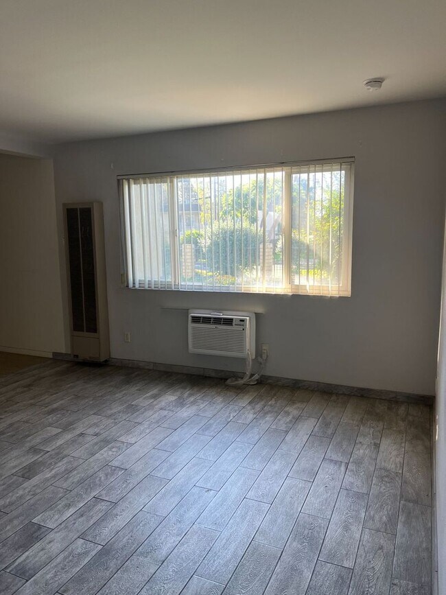 Building Photo - ONTARIO 1 BEDROOM APARTMENT