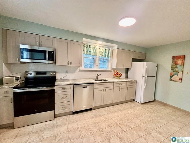 Building Photo - 221 E Chestnut St