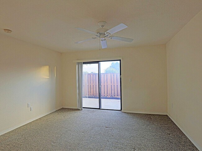 Building Photo - 5264 Cedarbend Dr