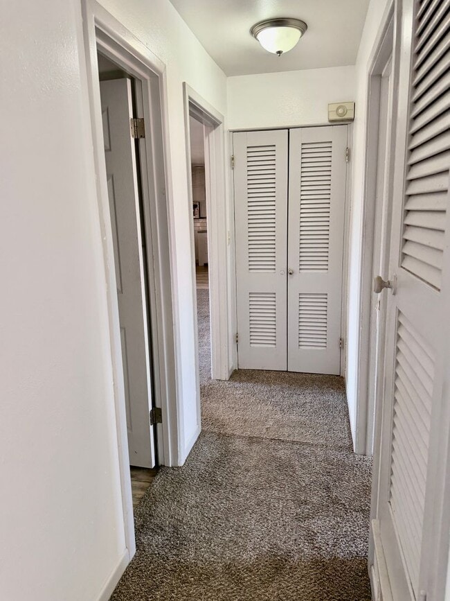 Building Photo - Adorable 3/1.5/1 in Great Location! Minutes from Tech and Hospitals!