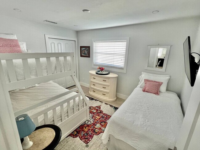 Building Photo - 692 106th Ave N