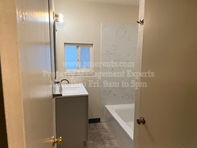 Building Photo - 462 E Pine St