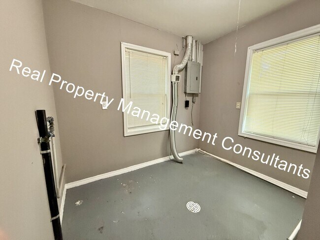 Building Photo - 2 Bedroom Classic Ranch