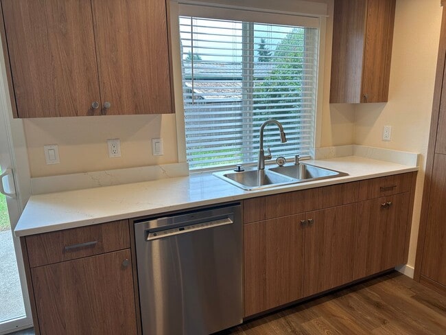 Building Photo - Beautifully updated 3 bedroom 1.5 bath dup...