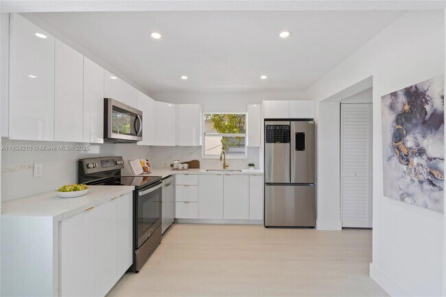 Building Photo - 813 SW 3rd Ct