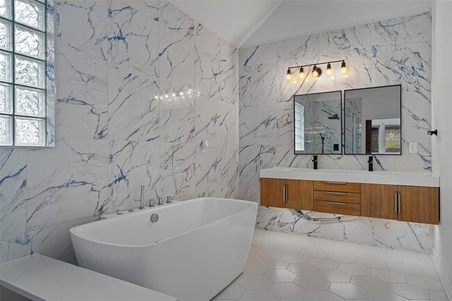 Building Photo - 12105 Portobella Dr