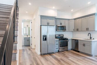 Building Photo - Beautiful Spacious Modern 3 Bedroom Townhome Available Now! - ONE MONTH FREE