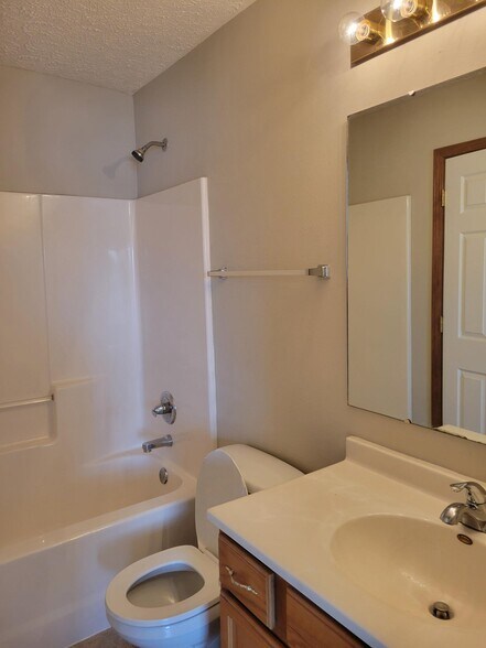 Building Photo - 604 Parkside Commons Ct