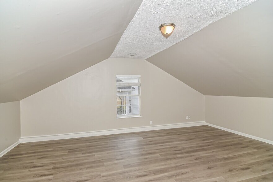 Building Photo - 2813 Louise Russell Dr