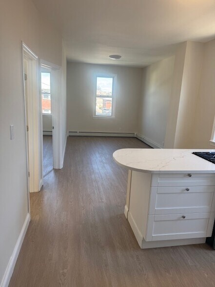 Building Photo - 92 Maple St