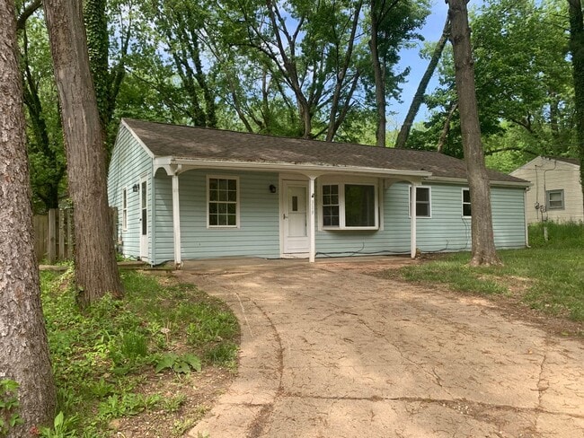 Building Photo - MADISON RANCH WITH 2 BATHS!