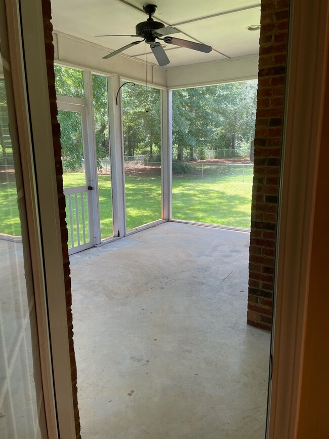 Building Photo - 266 Willow Lake Dr