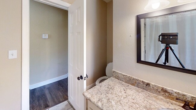 Building Photo - 2 Bedroom with City View