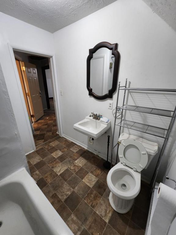 Building Photo - 460 Rose Ln NE