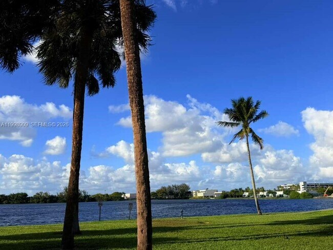 Building Photo - 15515 N Miami Lakeway