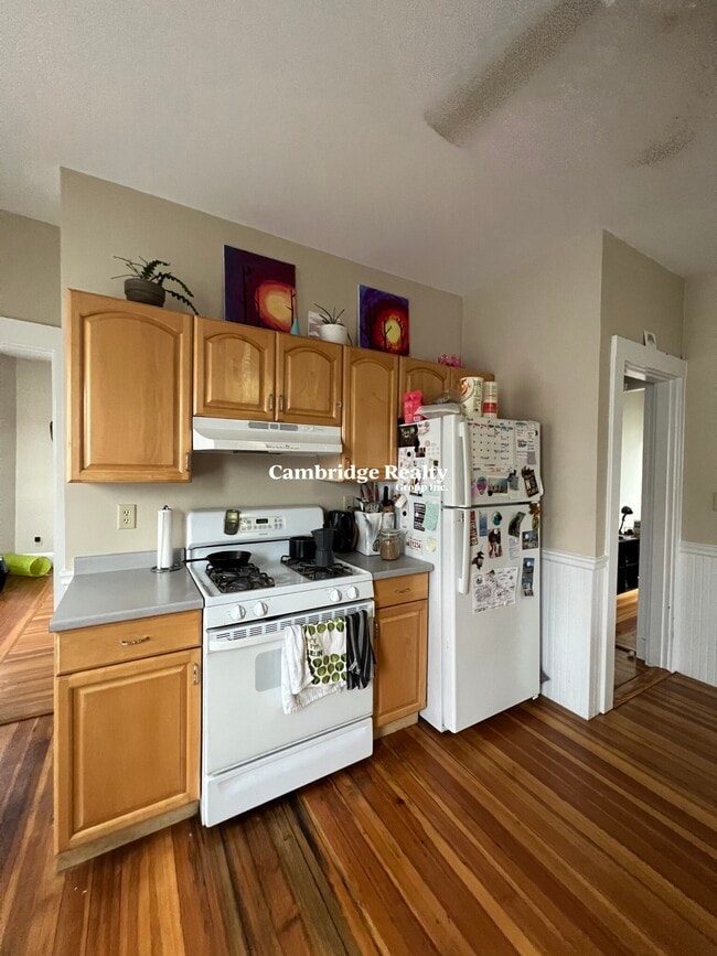 Building Photo - 204 Fellsway W