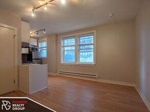 Building Photo - 511 W Belmont Ave