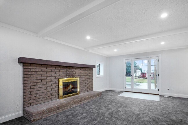 Building Photo - Beautifully Updated 4 Bed / 2.5 Bath Colon...