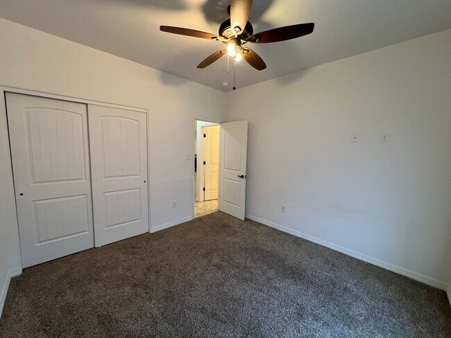 Building Photo - 4 BEDROOM HOME!