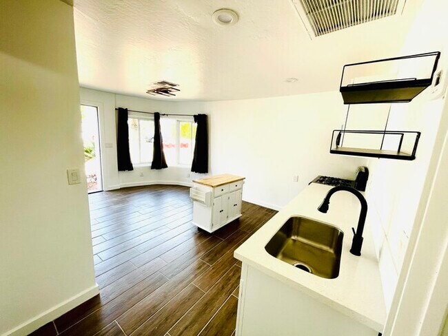 Building Photo - Renovated in the heart of Roosevelt Distri...