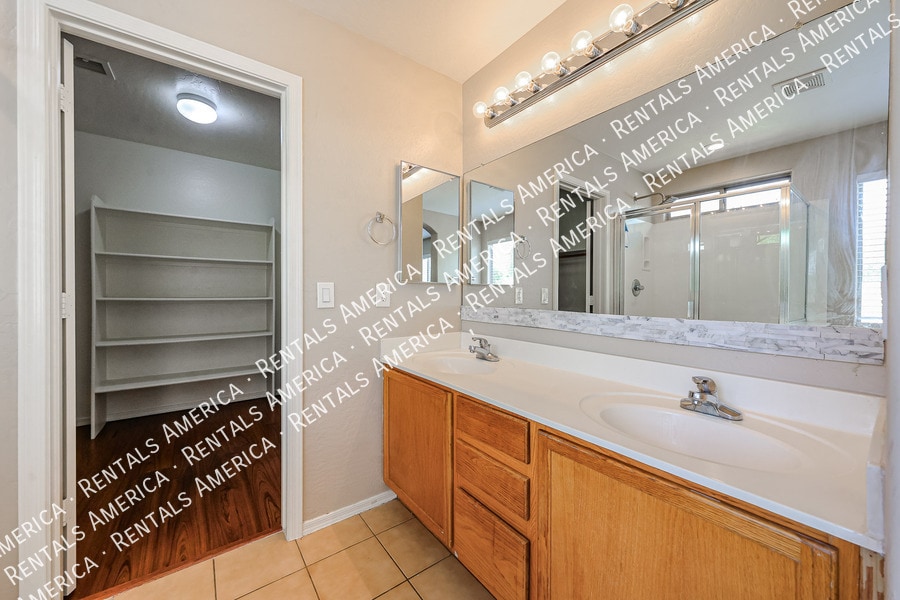 Building Photo - 9202 W MacKenzie Dr