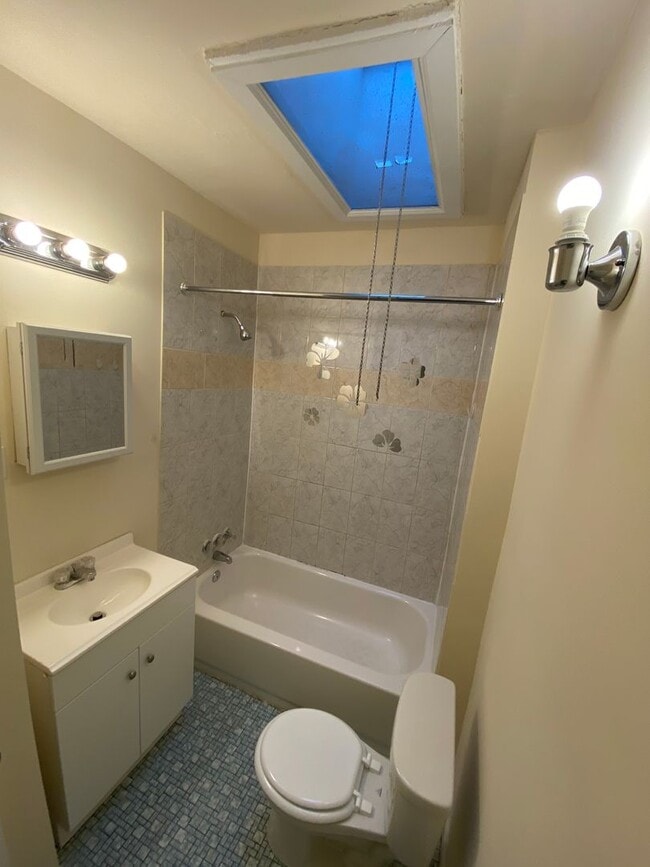 Building Photo - 547 S Redfield St