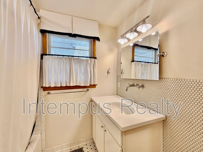 Building Photo - 212 Margo Ln