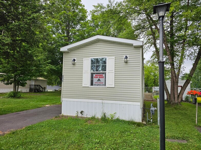 Building Photo - 211 Flower Dr