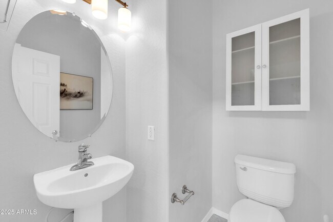 Building Photo - 2040 W Kathleen Rd