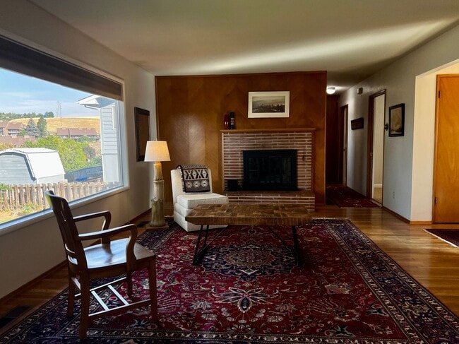 Building Photo - Beautiful North Hill Home Near Vincent Park!