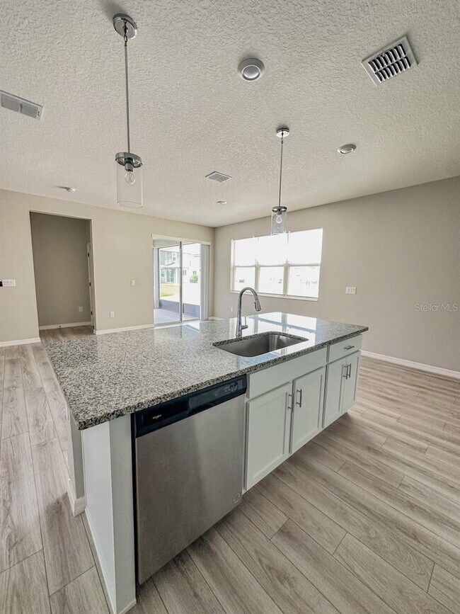 Building Photo - Gorgeous 4 Bed 2 Bath Home!