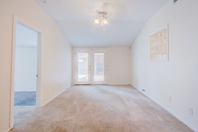 Building Photo - 6307 Kenwood Ave
