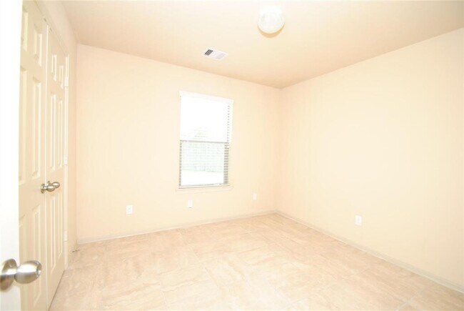 Building Photo - 2703 Alvar Dr