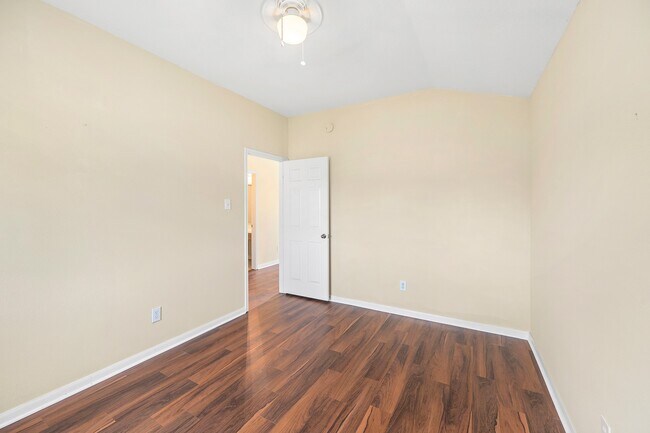 Building Photo - 10003 Lynette Falls Dr