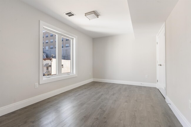 Building Photo - 1209 26th St
