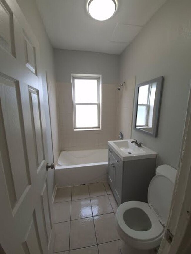 Building Photo - Great 2 Bedroom unit, with a Wonderful Man...