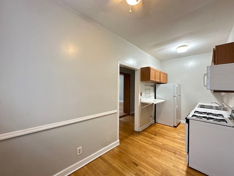 Building Photo - 1024 W George St