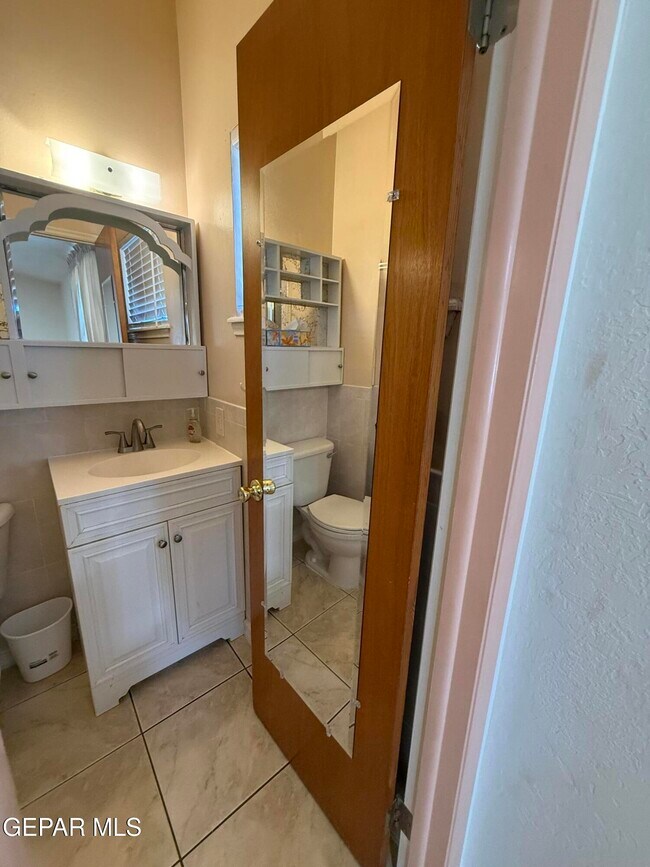 Building Photo - 10449 Chinaberry Dr