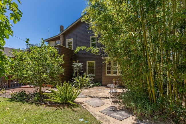 Building Photo - 1814 Anacapa St